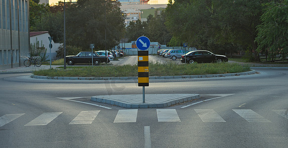 有交通标志和停车场的十字路口在背景中