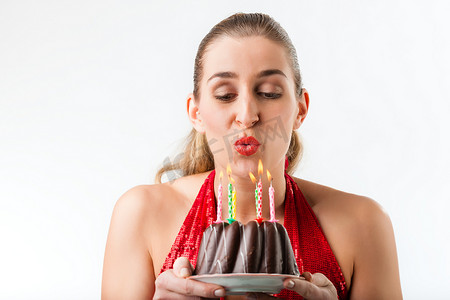 用蛋糕和蜡烛庆祝生日的女人