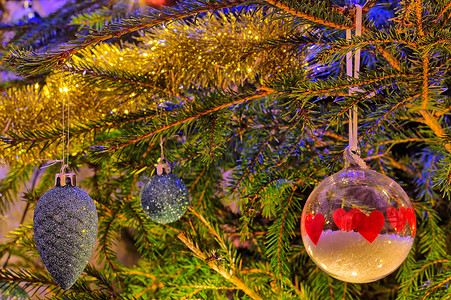 平安夜设计摄影照片_作为圣诞树上的装饰的心