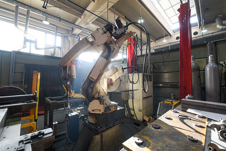 自动焊接机器人机械臂正在现代汽车零部件工厂工作。