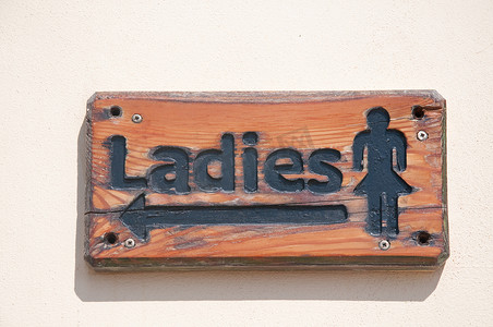 指示女士行走方向的标志