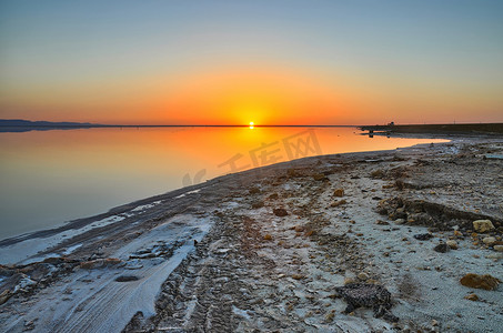 柯柯盐湖摄影照片_在盐湖Chott el Djerid，撒哈拉沙漠，T 上的美丽日出