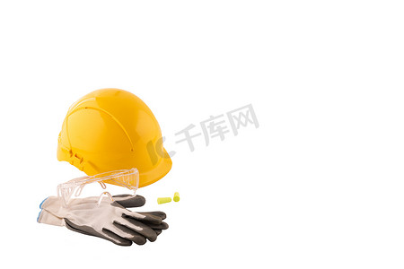 耐冲击安全护目镜、用于护手的安全手套、头盔和白色背景的护耳器。