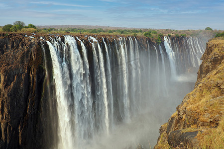 地标摄影照片_维多利亚瀑布位于津巴布韦和赞比亚之间的赞比西河上