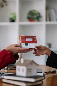 房地产经纪人销售经理在签订租赁合同或销售购买协议后向客户提供房屋模型，涉及抵押贷款报价和房屋保险