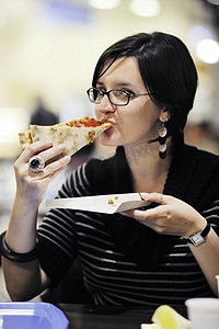 女人在餐厅吃披萨食物