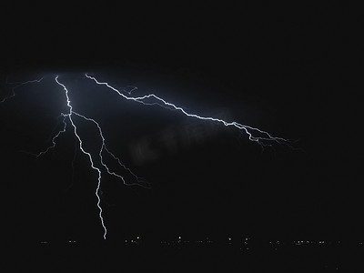 雷雨简笔画摄影照片_天空中闪电。