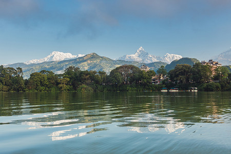 烫金天安们摄影照片_尼泊尔博卡拉的马查普恰尔峰和安纳普尔纳三号峰