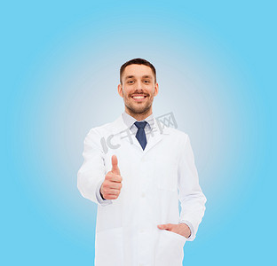 医生竖起大拇指摄影照片_微笑的男医生竖起大拇指