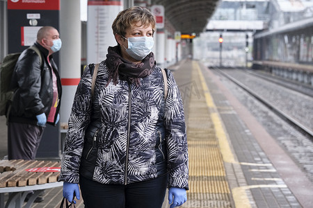 2020年5月，俄罗斯莫斯科莫斯科地铁站火车头。一名戴着医用口罩的妇女站在站台上等待火车。