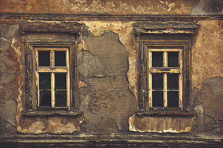 被毁坏的房子外墙上的旧窗户