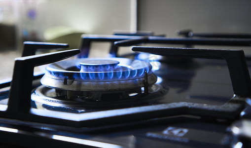 燃烧器摄影照片_厨房炉排位于燃烧器上，以可燃天然气或合成气、丙烷、丁烷为燃料。