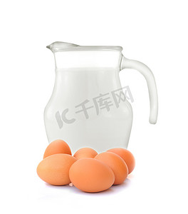 白色背景中的玻璃壶鲜奶和鸡蛋