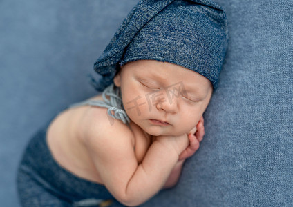 刚出生的男婴的肖像