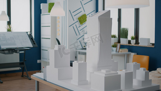 空建筑空间中带有建筑模型和模型演示的表格