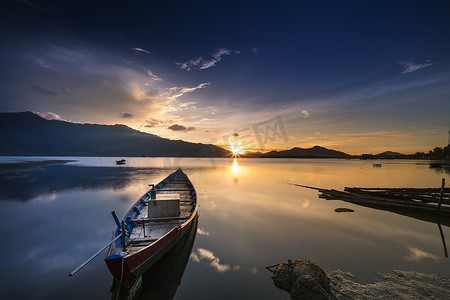 日落时湖边的木船，湖边停着的小木船