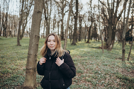 背着背包的女旅行者，看着令人惊叹的森林，旅行癖旅行概念，文本空间，大气史诗