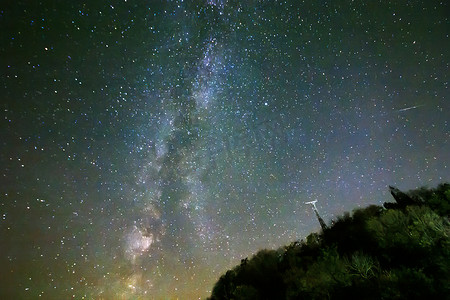 夜空与星星和银河在山上