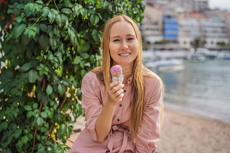 在欧洲小镇吃传统意大利冰淇淋的漂亮旅游女孩的特写