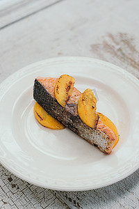 菜单黑金摄影照片_烤三文鱼和桃子
