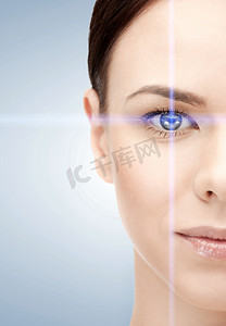 眼睛手术摄影照片_带激光矫正框的女性眼睛