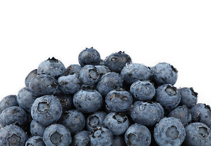 一堆新鲜洗过的蓝莓，特写在白色上