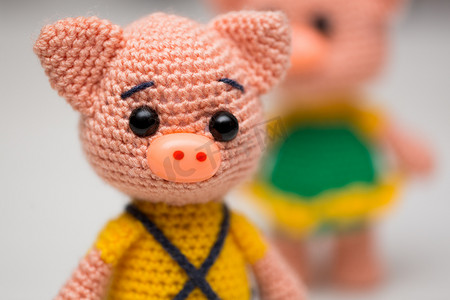 儿童米米摄影照片_儿童针织小猪玩具。