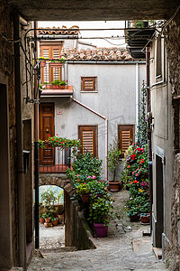 意大利中世纪村庄杰拉西西库洛的乡村房屋和狭窄的街道