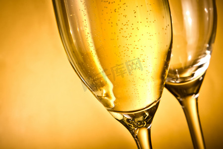 饮料冒气摄影照片_一笛香槟，一笛是空的，里面有金色的气泡和文字空间