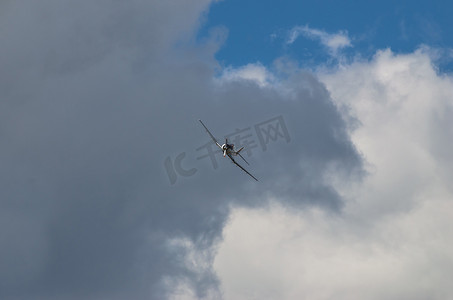 ts摄影照片_TS-8“Bies”历史飞机在航展期间飞行