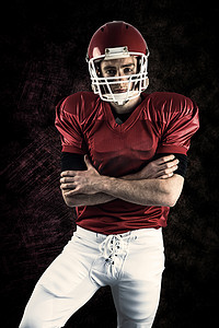 双臂交叉的严肃美国足球运动员肖像的合成图像