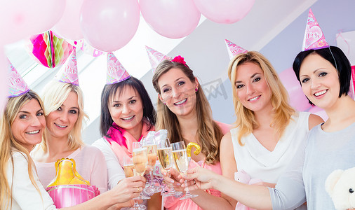 最好的朋友妇女用香槟庆祝迎婴派对