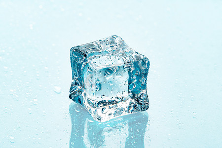 冰的摄影照片_蓝色背景上的冰块