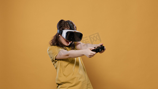 关卡摄影照片_使用 VR 护目镜和控制台控制器玩游戏的女性试图赢得困难的关卡