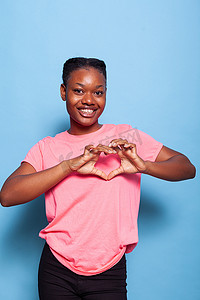 非洲裔美国学生对着镜头微笑的肖像制作心形符号
