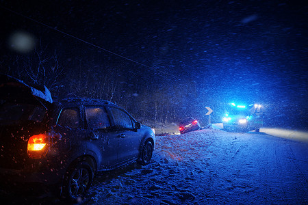 车祸摄影照片_夜间湿滑的冬季道路上发生车祸