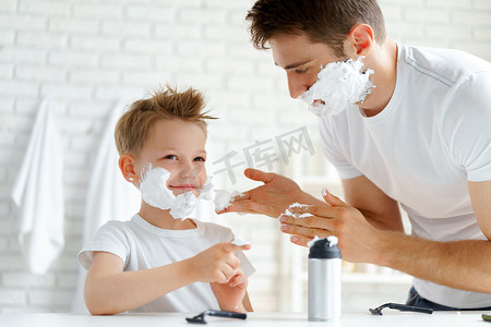 父亲教他的小儿子如何刮脸