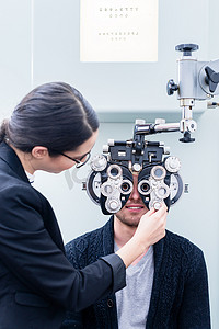 配镜师和男子用综合屈光检查进行眼睛检查