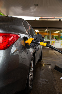 苯并摄影照片_在加油站向汽车泵送汽油燃料。