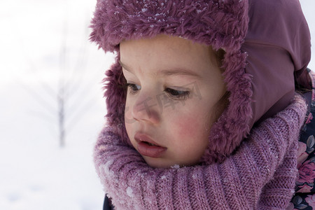 冬天、家庭、童年概念 — 特写肖像正宗的学龄前小女孩，穿着粉红色的衣服，在雪天结霜的天气里四处张望。