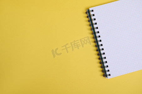 教师节模板模板摄影照片_平躺着一个裁剪好的记事本，上面有空白的白纸，隔离在黄色背景上，有复制空间
