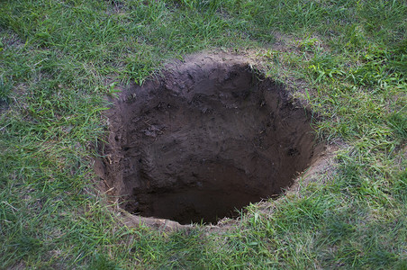 地面或草坪上的深土洞