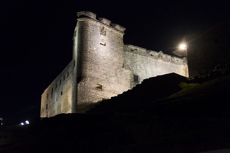 奥特曼相信光摄影照片_萨比奥特村城堡在晚上，哈恩，西班牙