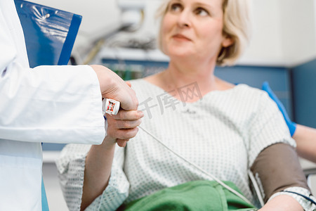 麻醉医生摄影照片_医生与手术后康复的病人握手