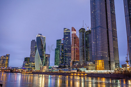 窗户夜景摄影照片_莫斯科市摩天大楼有窗户夜景。