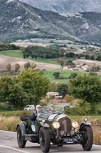 BENTLEY 3 LITRI 驾驶一辆旧赛车参加 2020 年意大利著名历史赛事 Mille Miglia 拉力赛（1927-1957 年）