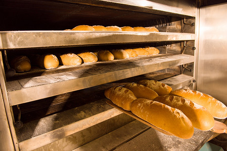 面包店里烤的面包