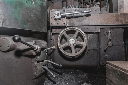 工业厂房车间金属加工铁制品的旧转盘机床和设备