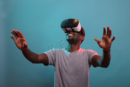 vr虚拟现实摄影照片_快乐的成年人抬头享受 VR 护目镜体验