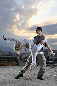 浪漫都市摄影照片_浪漫的都市情侣在大楼顶跳舞